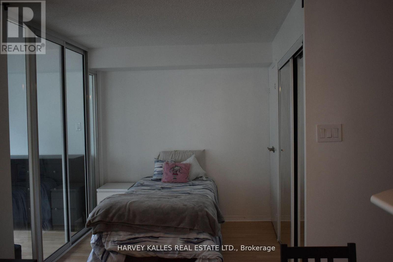 705 - 10 Yonge Street, Toronto, Ontario  M5J 1R4 - Photo 5 - C12923324