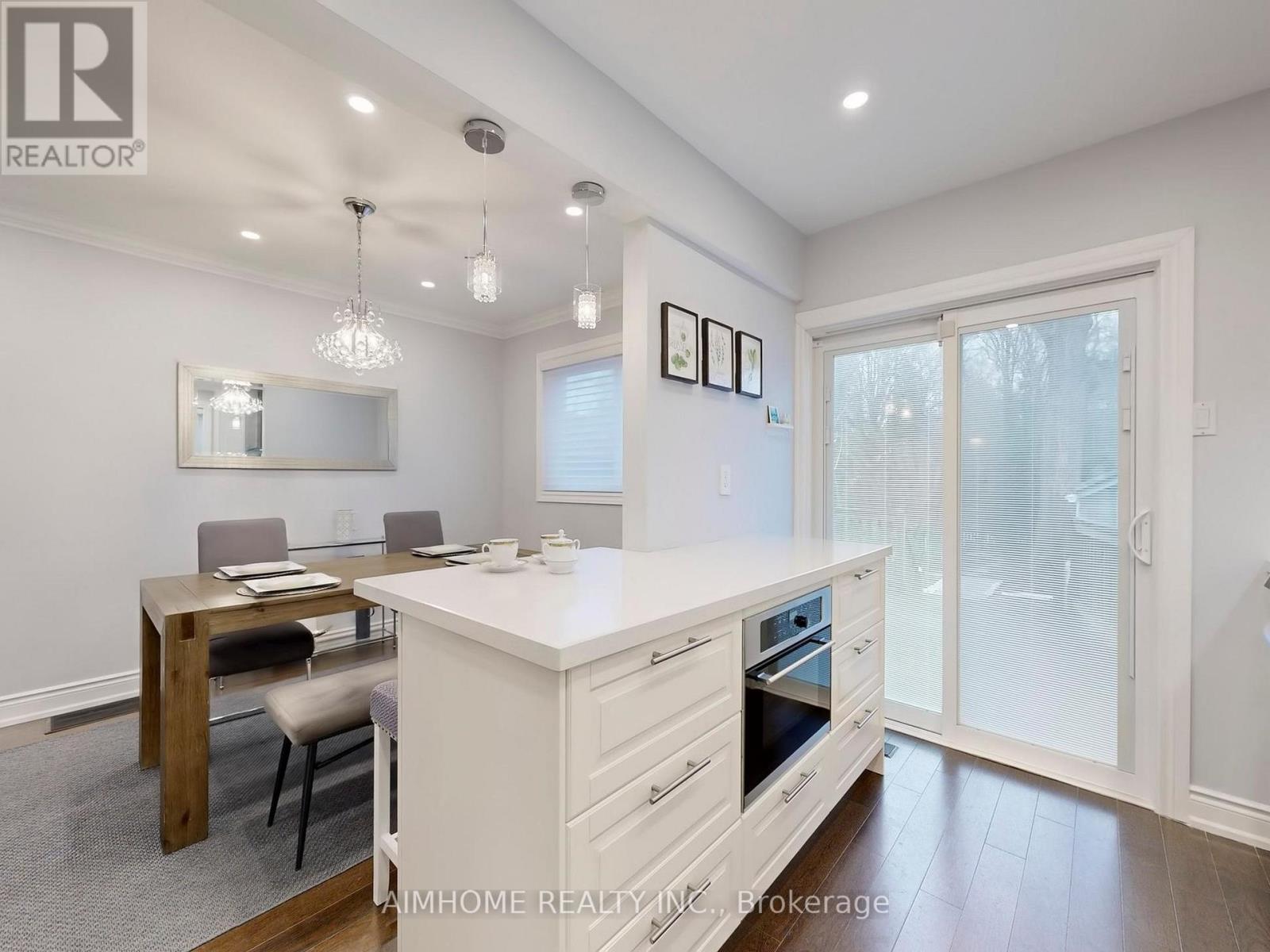 39 Brentcliffe Road, Toronto, Ontario  M4G 3Y4 - Photo 10 - C12923362