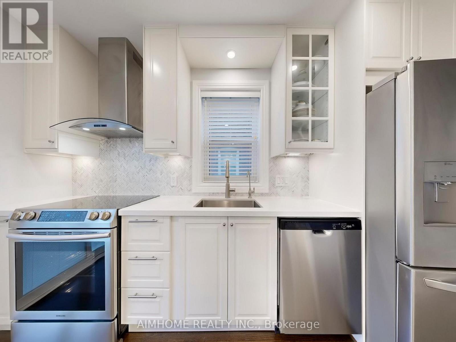 39 Brentcliffe Road, Toronto, Ontario  M4G 3Y4 - Photo 11 - C12923362