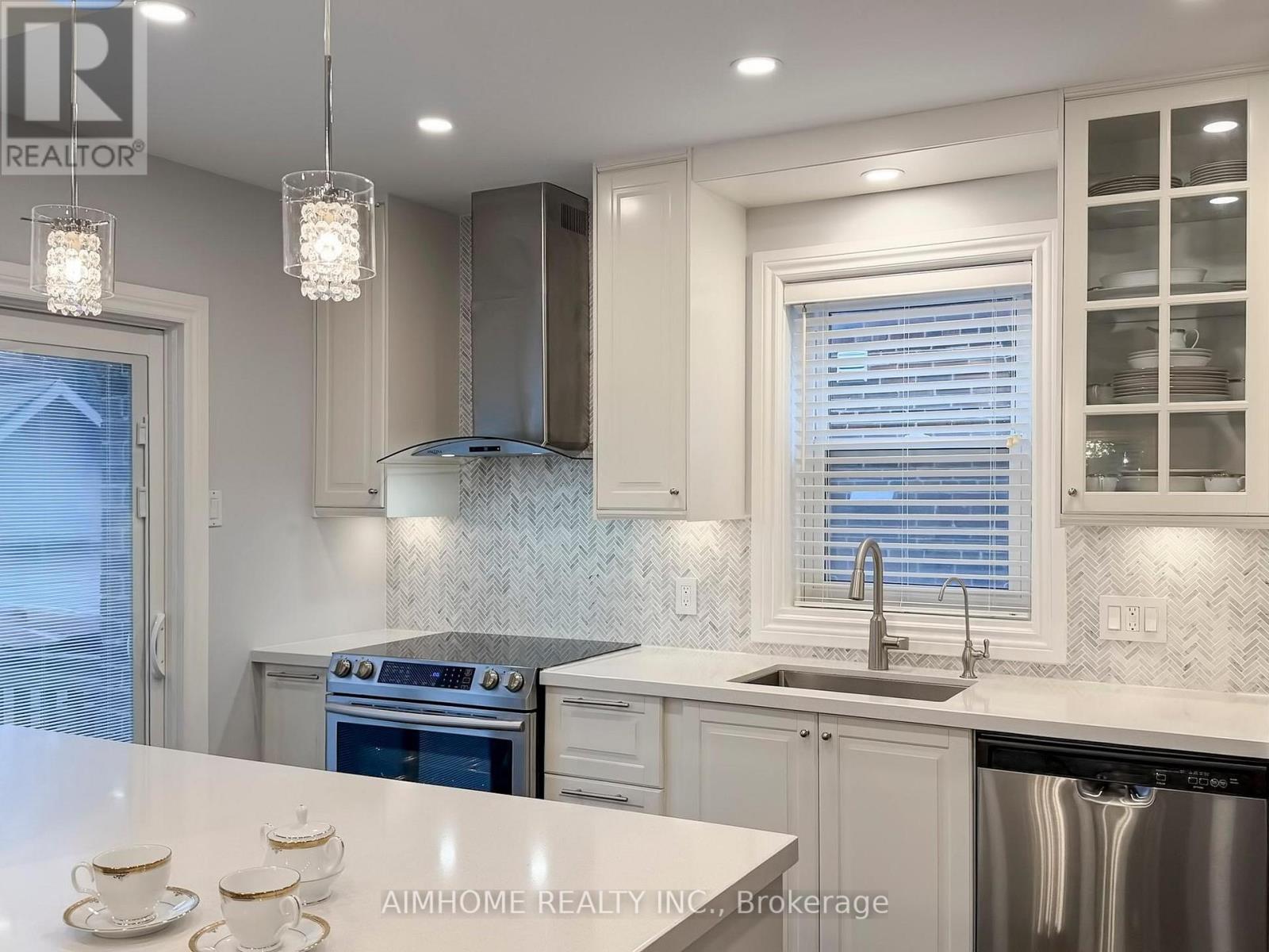 39 Brentcliffe Road, Toronto, Ontario  M4G 3Y4 - Photo 12 - C12923362