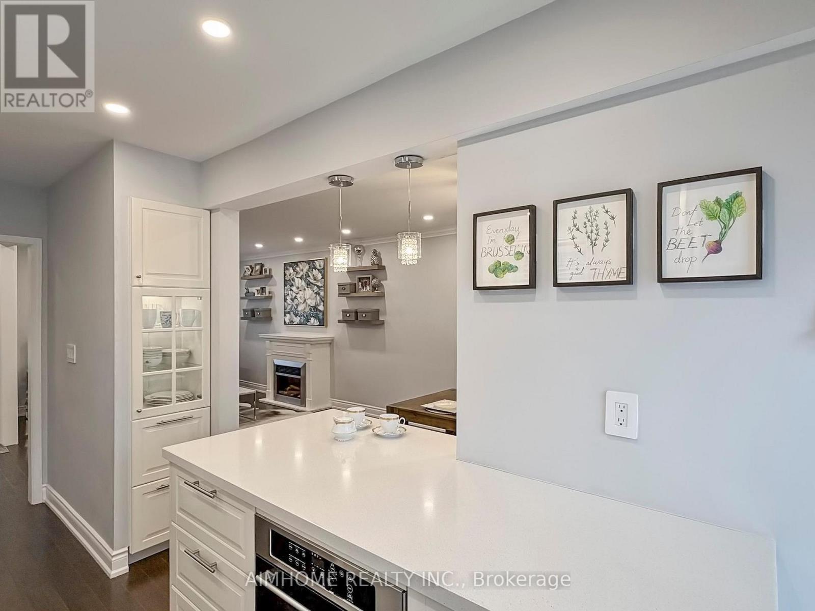 39 Brentcliffe Road, Toronto, Ontario  M4G 3Y4 - Photo 14 - C12923362