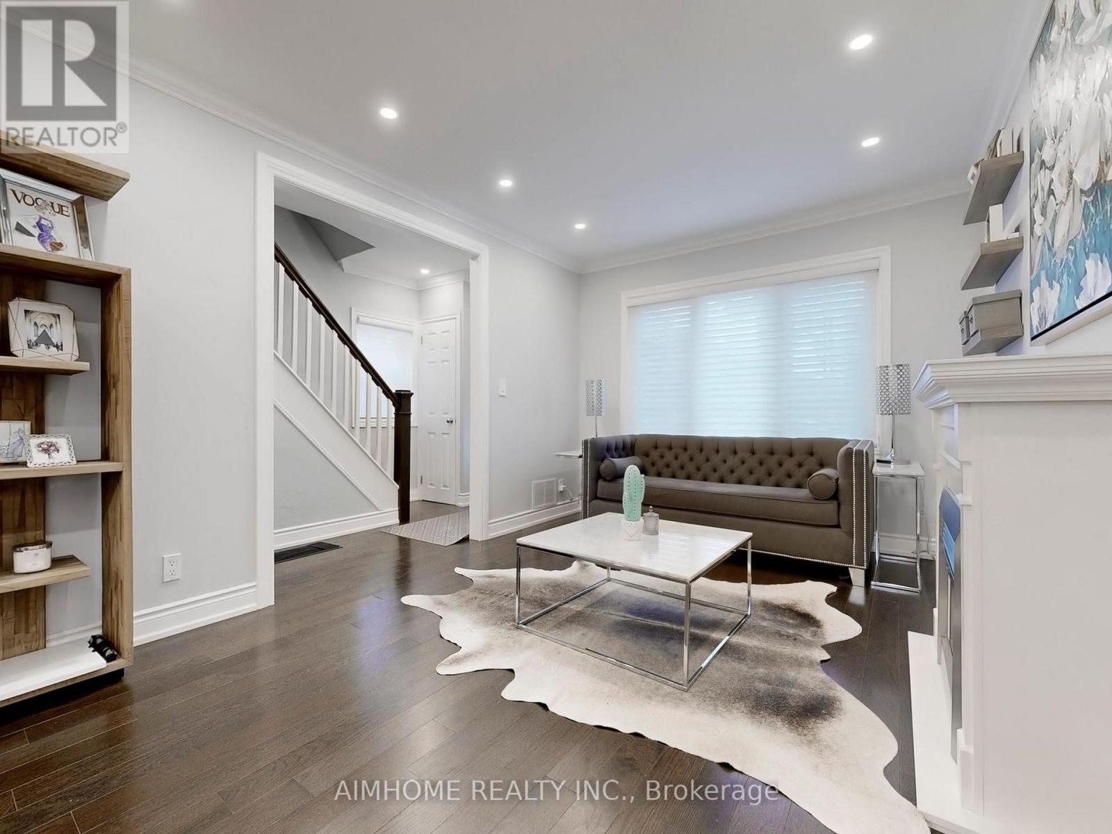 39 Brentcliffe Road, Toronto, Ontario  M4G 3Y4 - Photo 3 - C12923362