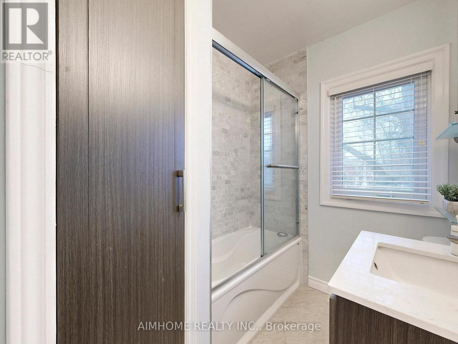 39 Brentcliffe Road, Toronto, Ontario  M4G 3Y4 - Photo 30 - C12923362