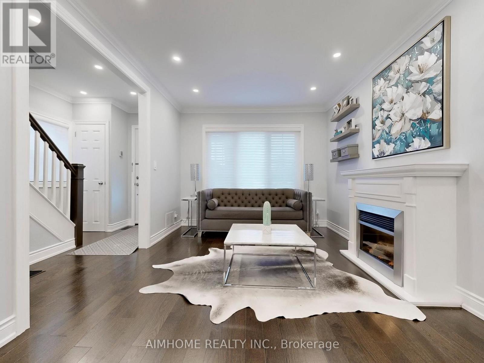 39 Brentcliffe Road, Toronto, Ontario  M4G 3Y4 - Photo 4 - C12923362