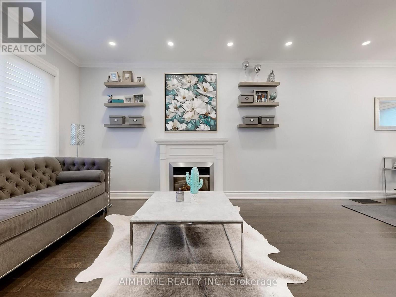 39 Brentcliffe Road, Toronto, Ontario  M4G 3Y4 - Photo 6 - C12923362