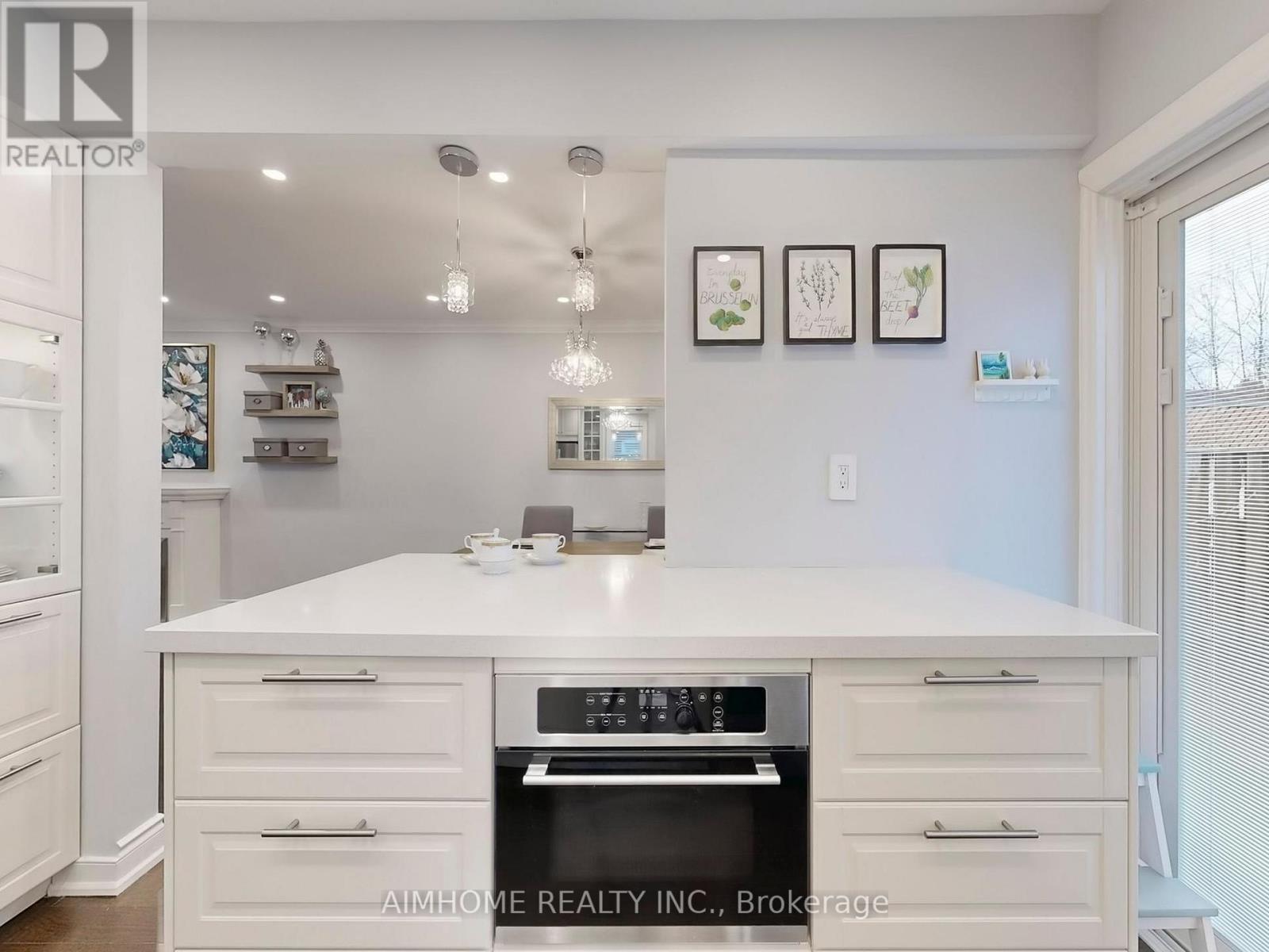 39 Brentcliffe Road, Toronto, Ontario  M4G 3Y4 - Photo 9 - C12923362