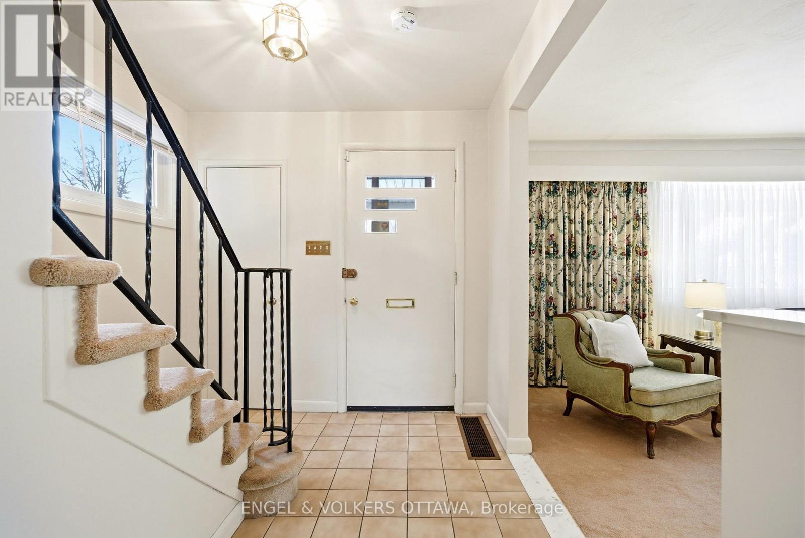 1148 Castle Hill Crescent, Ottawa, Ontario  K2C 2A8 - Photo 3 - X12923426