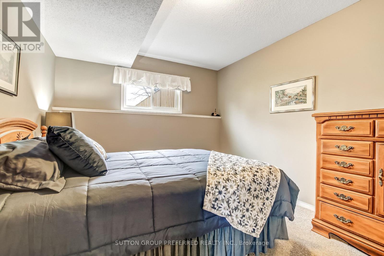 Photo 17 of 31 for 30 Folkstone Court