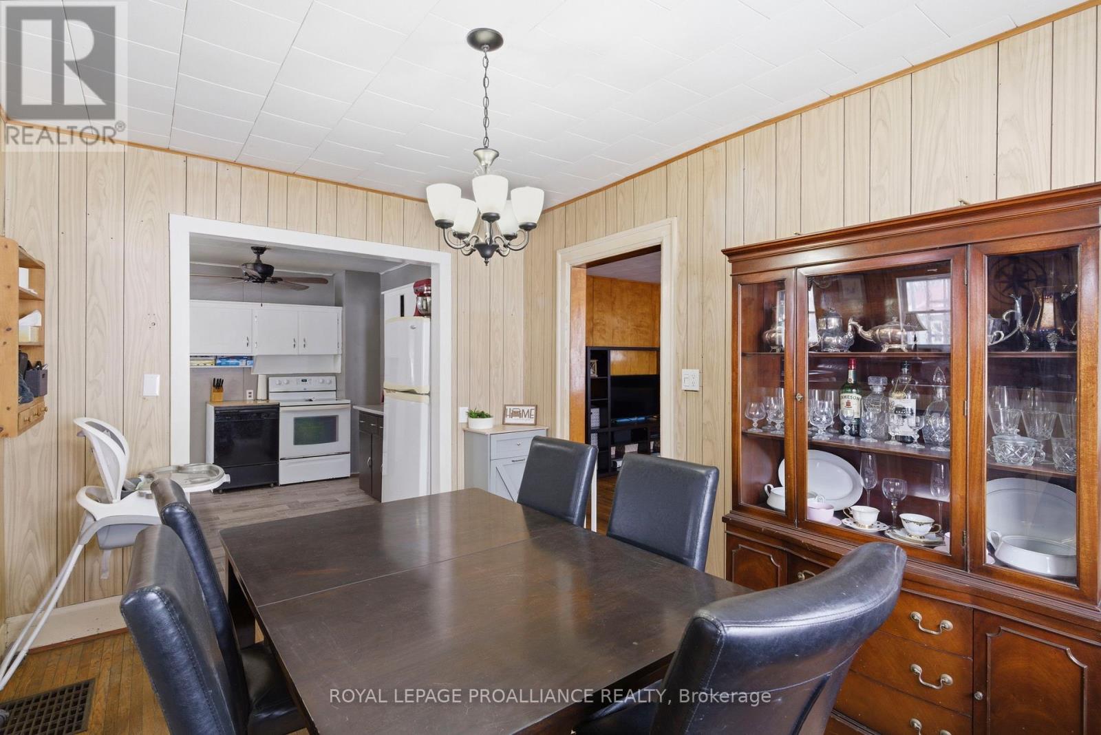 18 Quabbin Road, Front Of Yonge, Ontario  K0E 1R0 - Photo 9 - X12923414