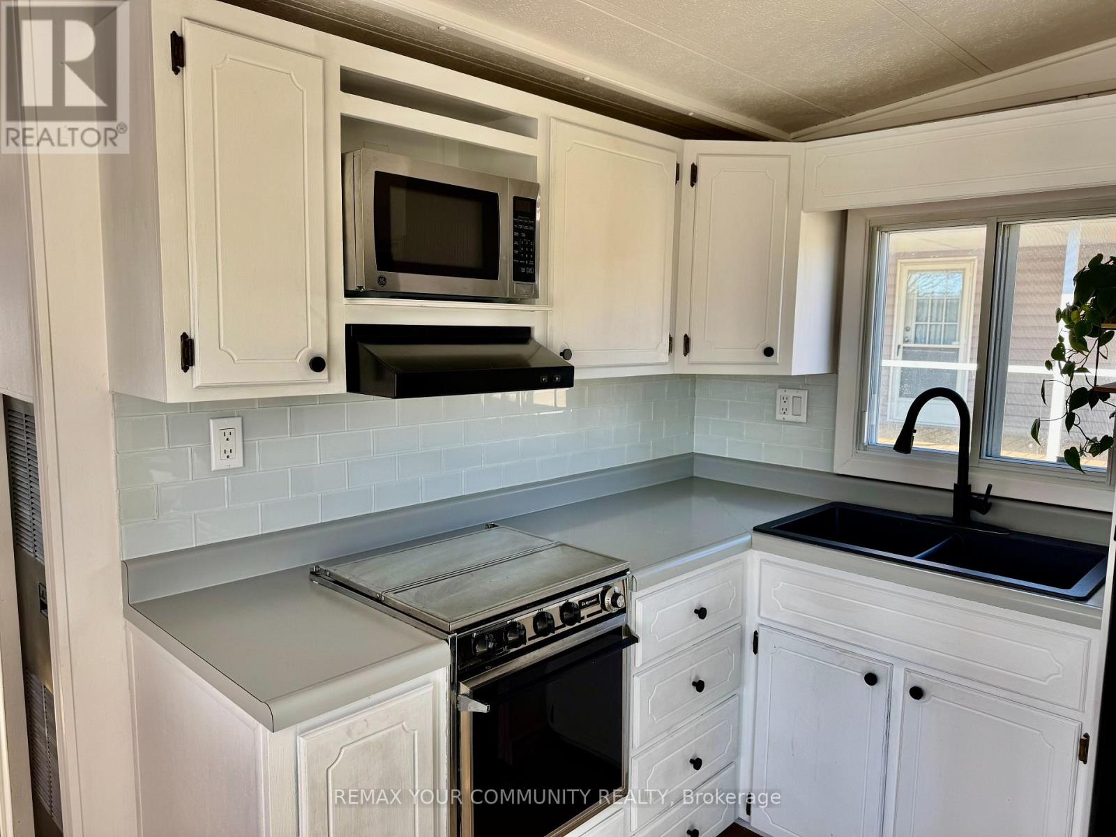 204 - 285 Crydermans Side Road, Georgina (Baldwin), Ontario  L0E 1A0 - Photo 6 - N12923332