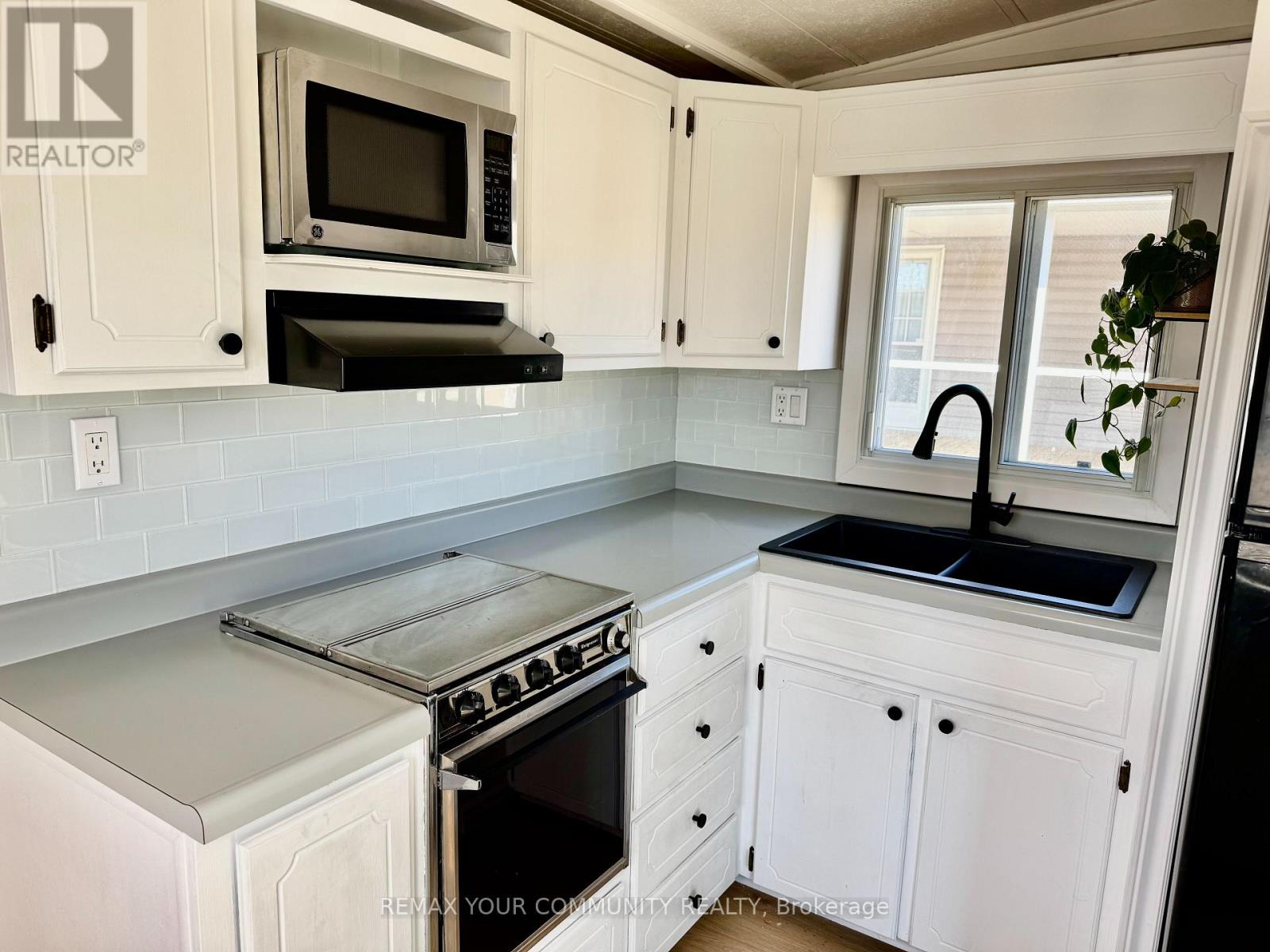 204 - 285 Crydermans Side Road, Georgina (Baldwin), Ontario  L0E 1A0 - Photo 8 - N12923332