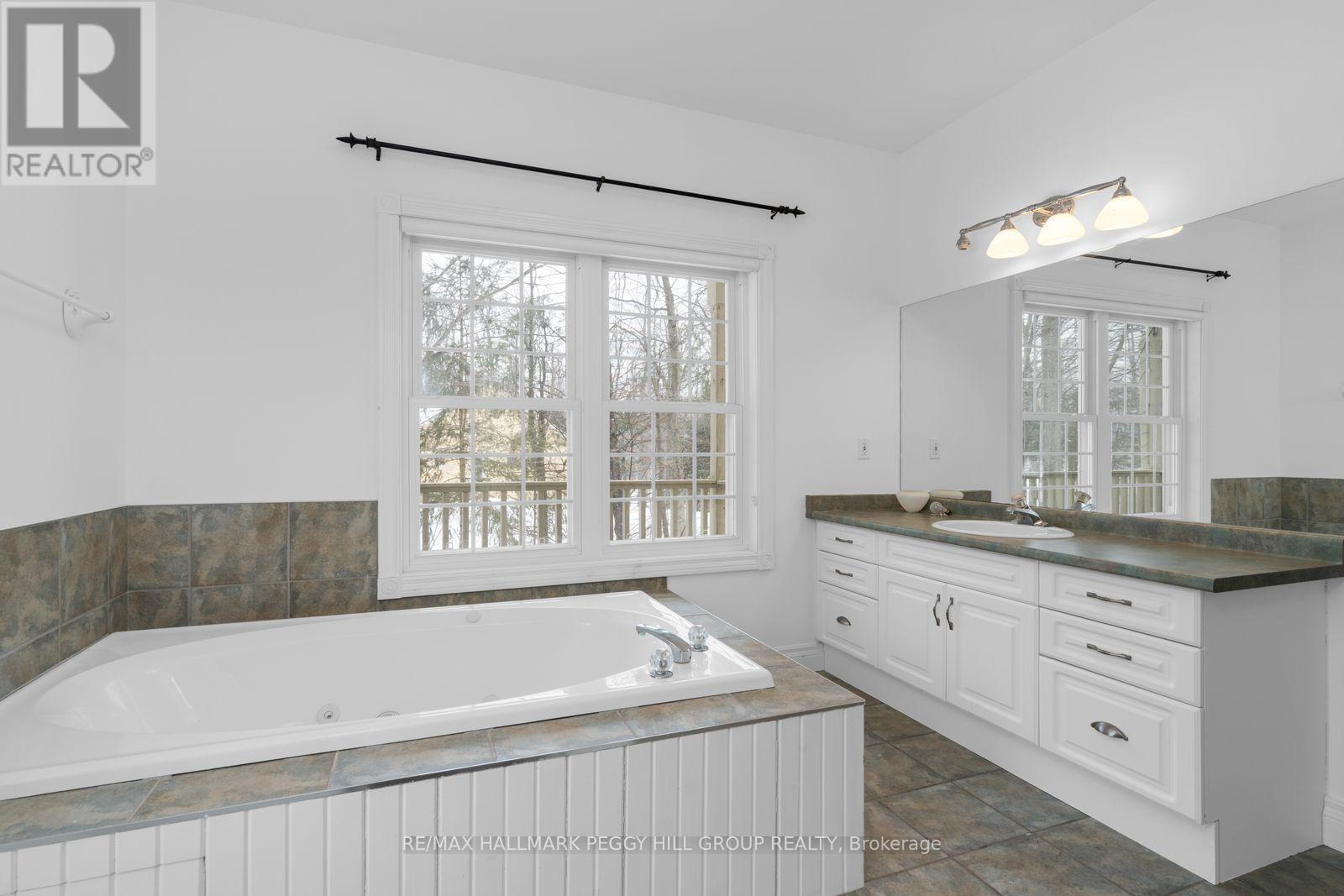 18 Trillium Trail, Oro-Medonte, Ontario  L0K 1E0 - Photo 9 - S12923416