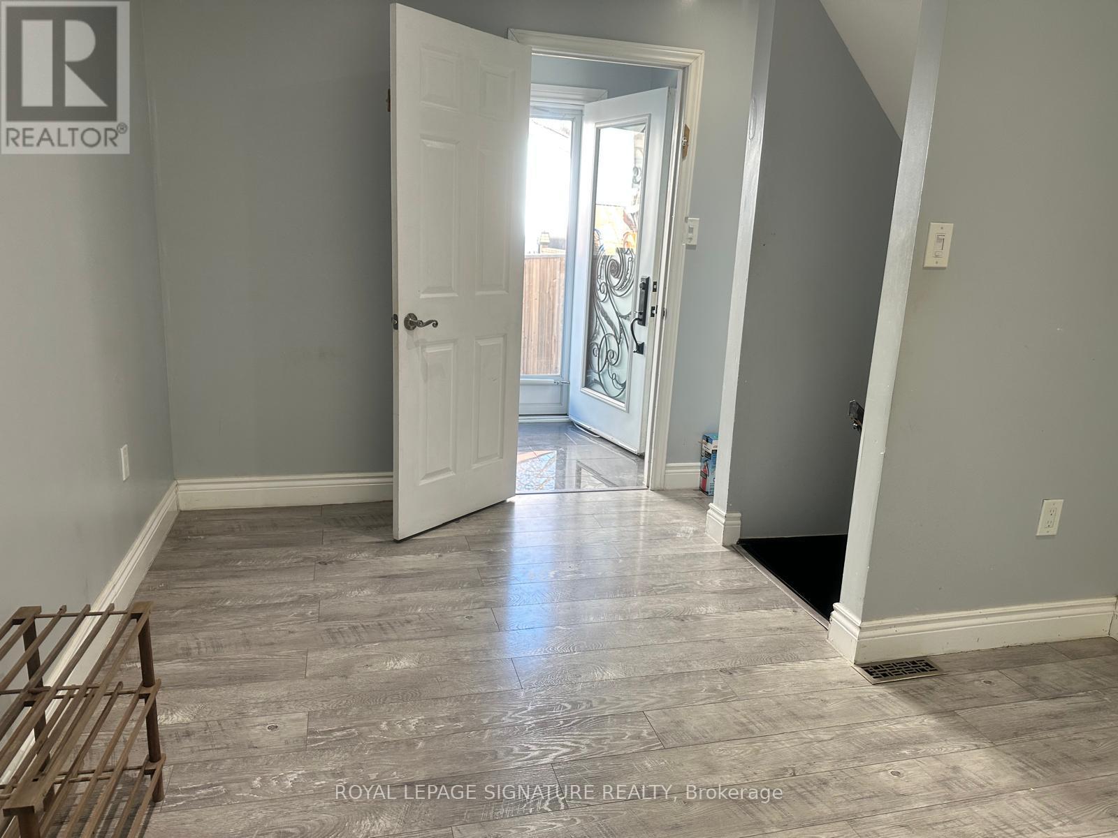 63 Wallis Crescent, Toronto, Ontario  M9V 4K2 - Photo 3 - W12923314