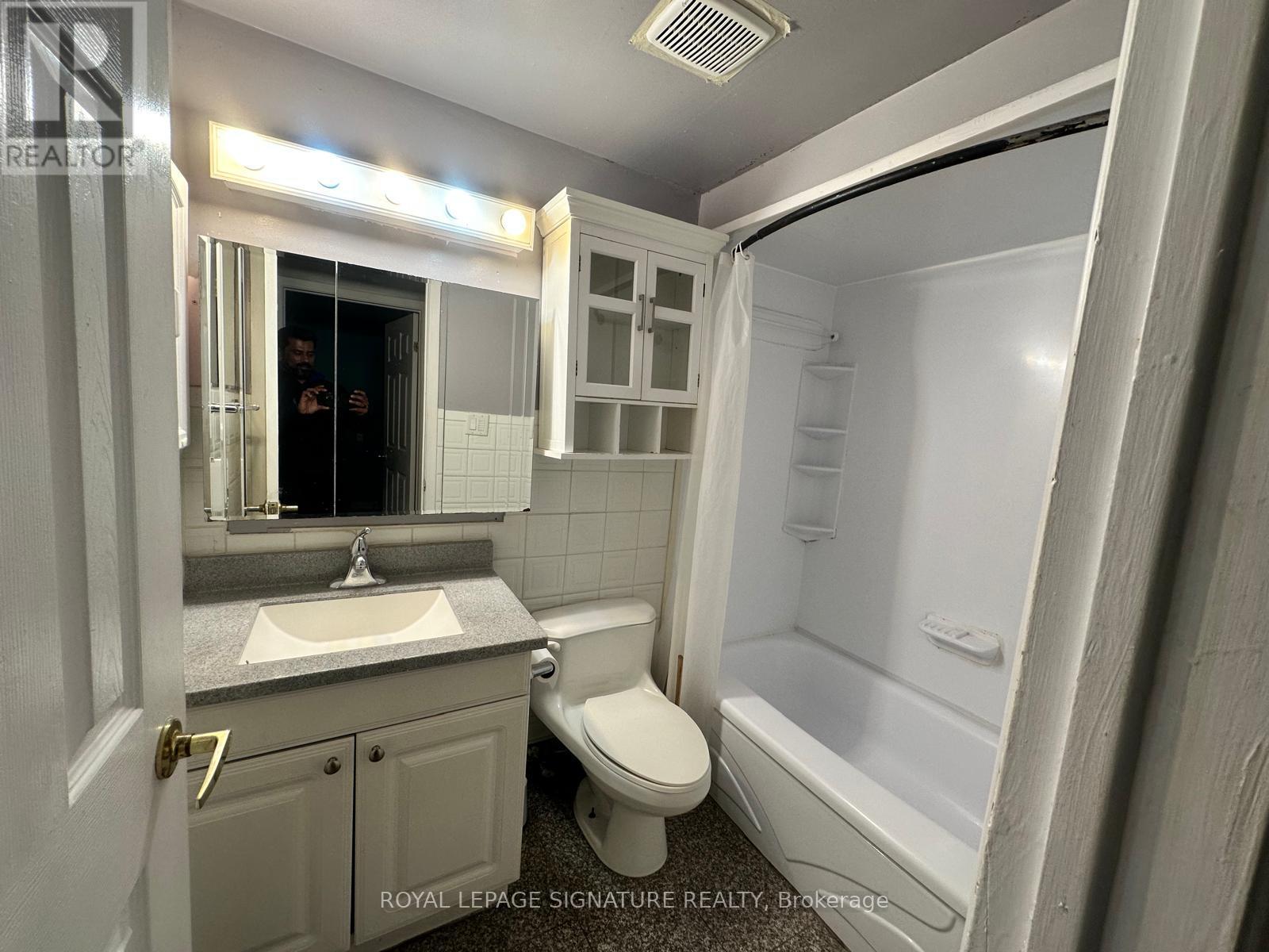 63 Wallis Crescent, Toronto, Ontario  M9V 4K2 - Photo 7 - W12923314