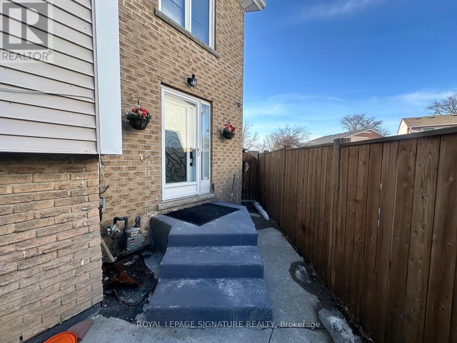 63 Wallis Crescent, Toronto, Ontario  M9V 4K2 - Photo 8 - W12923314