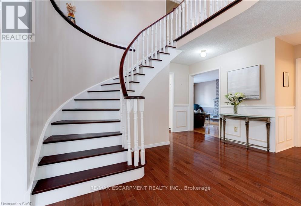 1151 Manor Road, Oakville, Ontario  L6M 1G3 - Photo 3 - W12923378