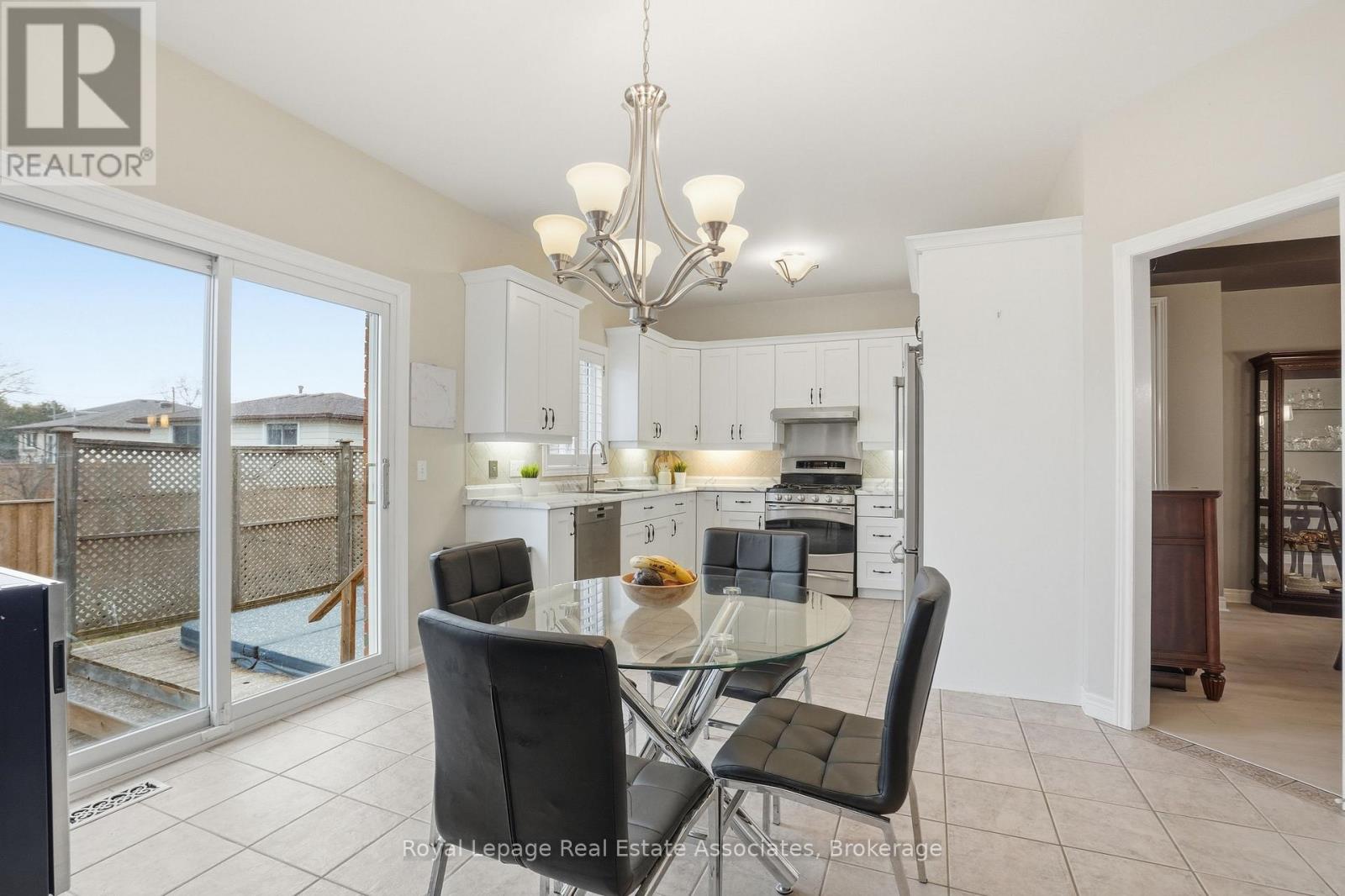 486 Delaney Court, Burlington, Ontario  L7L 5T7 - Photo 11 - W12923430