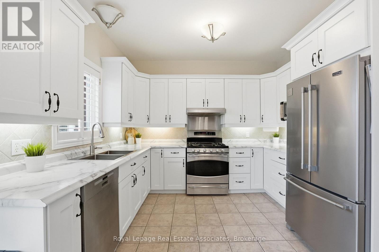 486 Delaney Court, Burlington, Ontario  L7L 5T7 - Photo 12 - W12923430