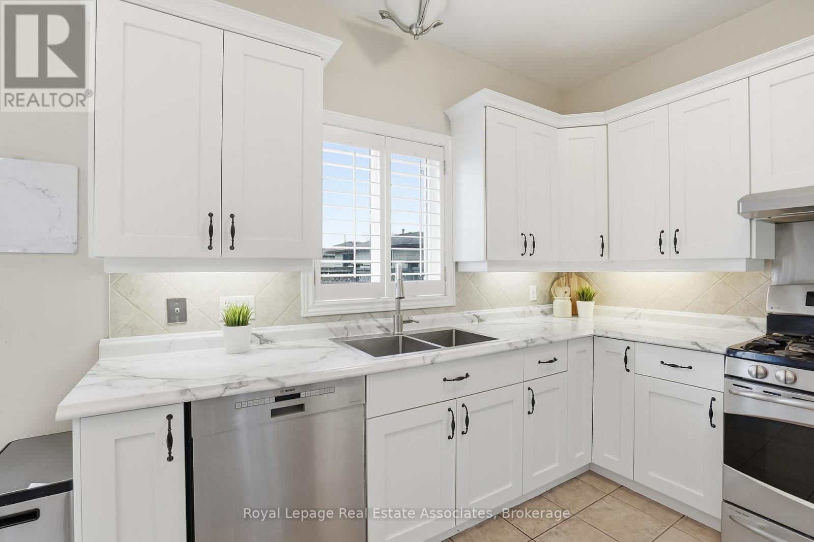 486 Delaney Court, Burlington, Ontario  L7L 5T7 - Photo 13 - W12923430