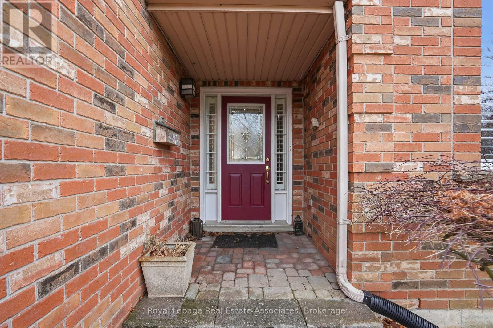 486 Delaney Court, Burlington, Ontario  L7L 5T7 - Photo 2 - W12923430