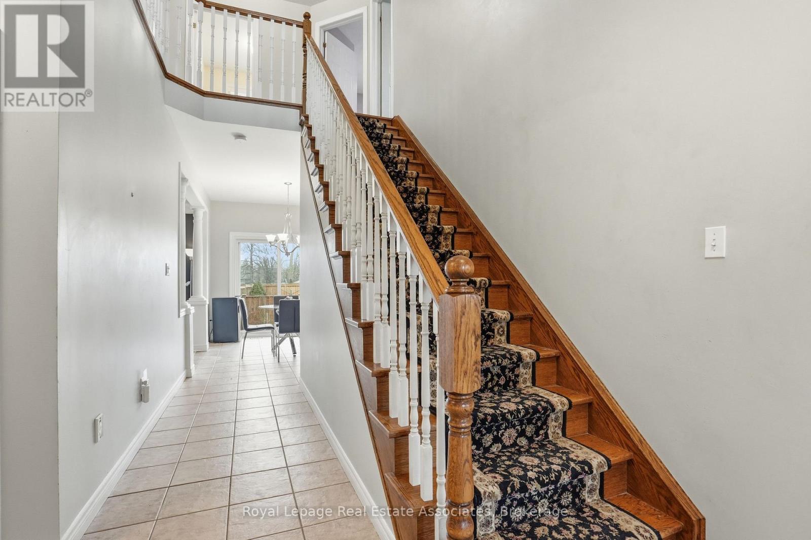 486 Delaney Court, Burlington, Ontario  L7L 5T7 - Photo 3 - W12923430