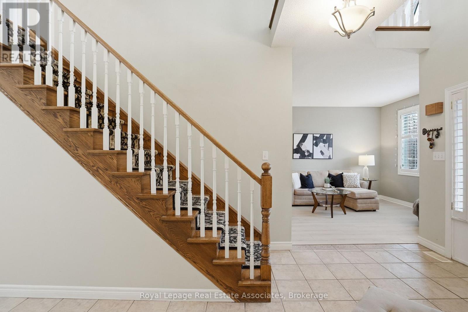 486 Delaney Court, Burlington, Ontario  L7L 5T7 - Photo 4 - W12923430