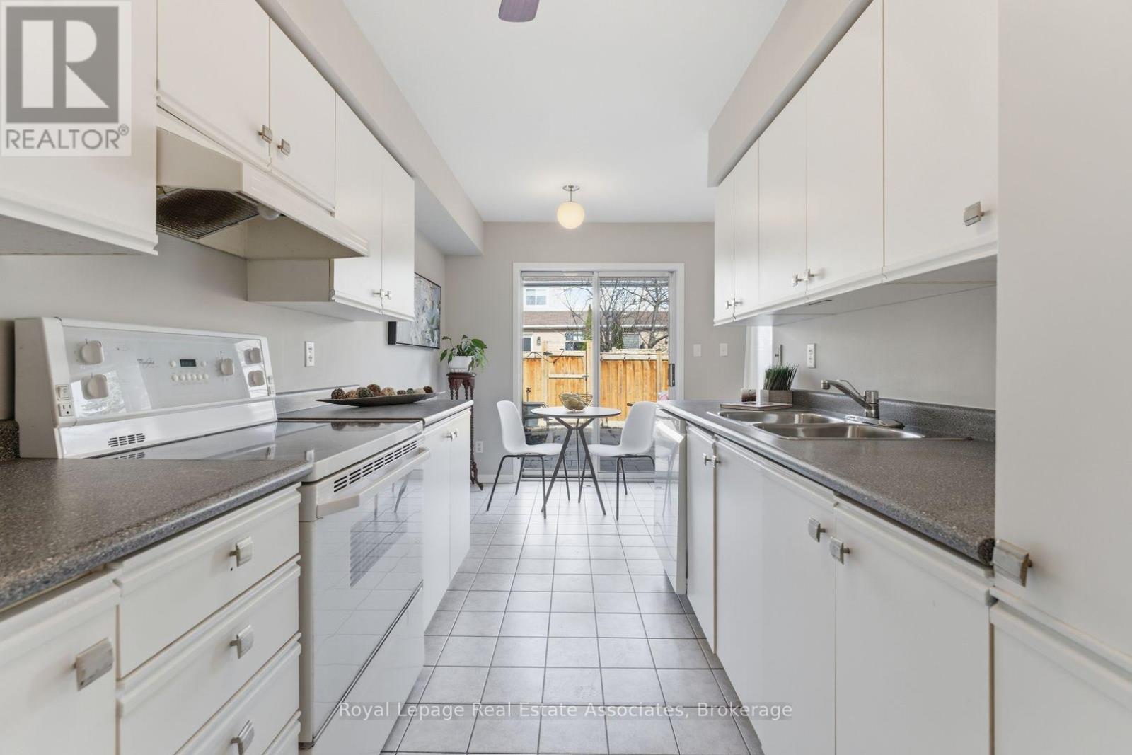 27 - 819 Village Green Boulevard, Mississauga, Ontario  L5E 3H7 - Photo 17 - W12923456