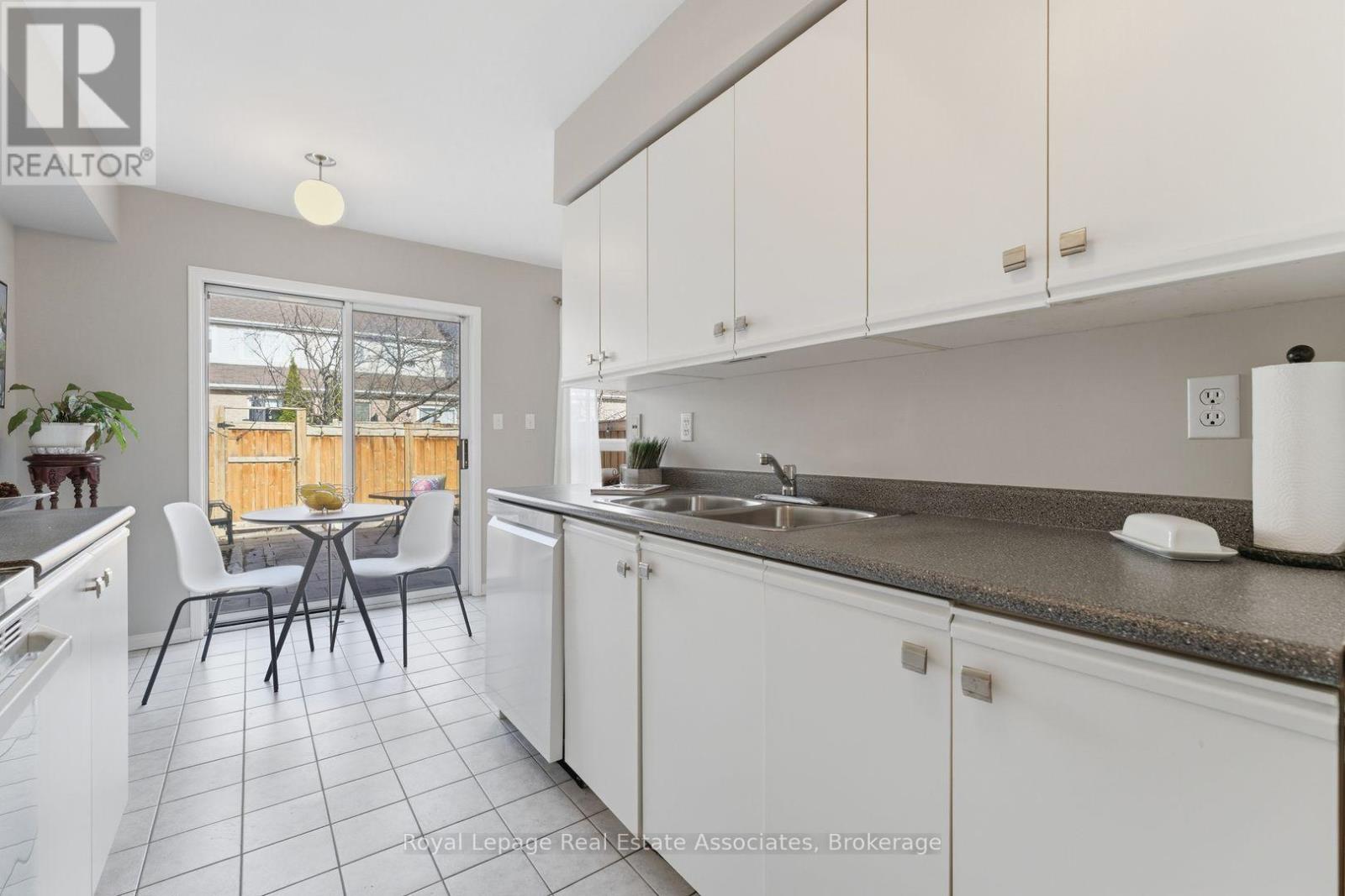 27 - 819 Village Green Boulevard, Mississauga, Ontario  L5E 3H7 - Photo 19 - W12923456