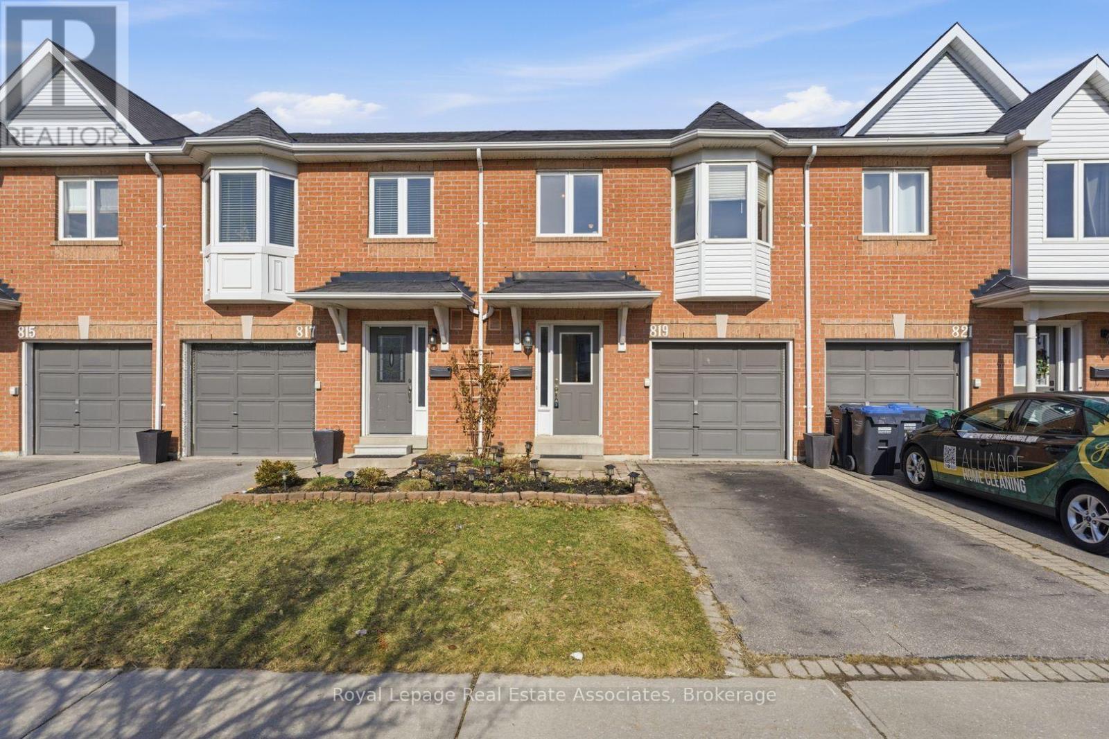 27 - 819 Village Green Boulevard, Mississauga, Ontario  L5E 3H7 - Photo 2 - W12923456