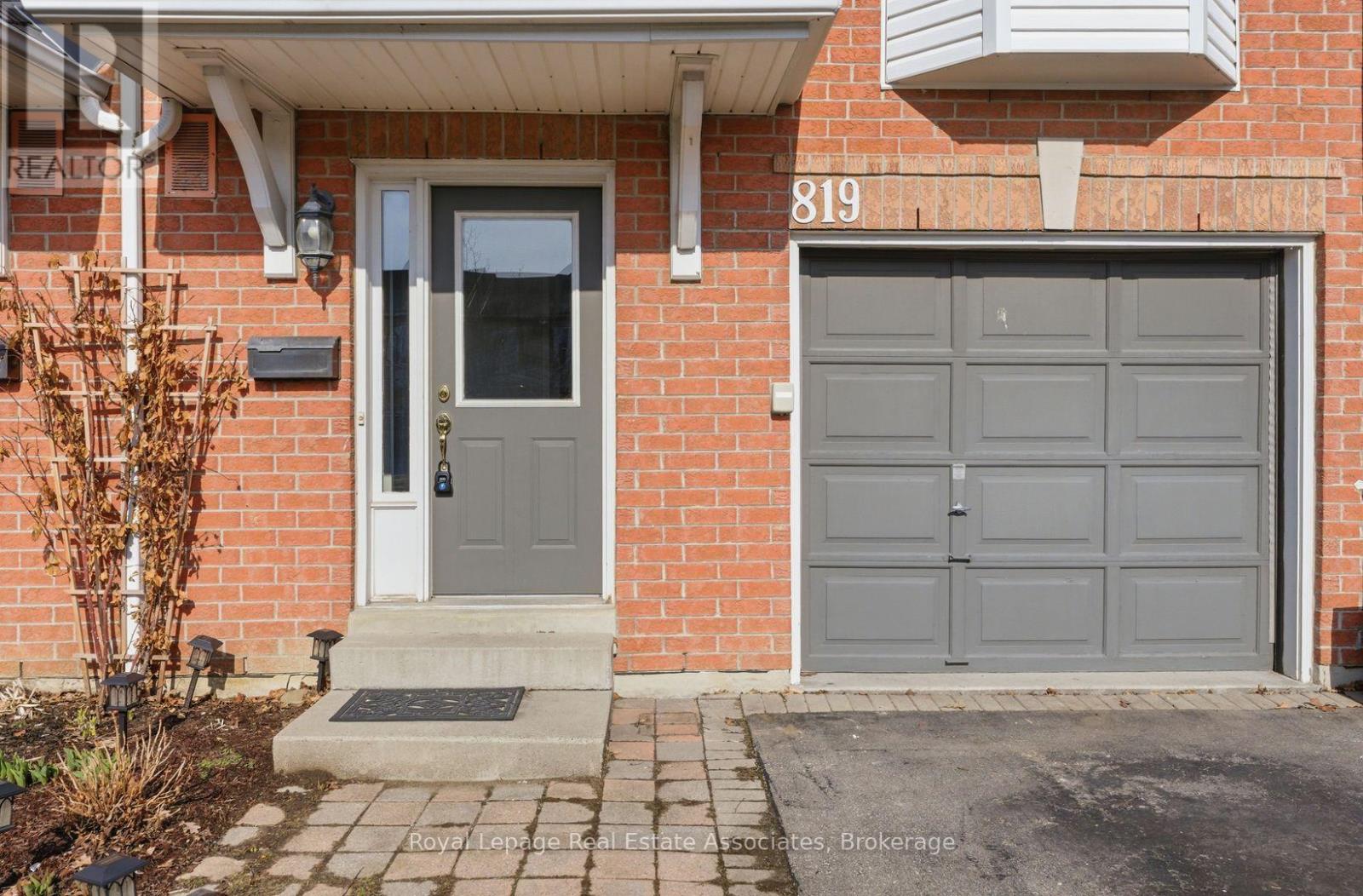 27 - 819 Village Green Boulevard, Mississauga, Ontario  L5E 3H7 - Photo 3 - W12923456