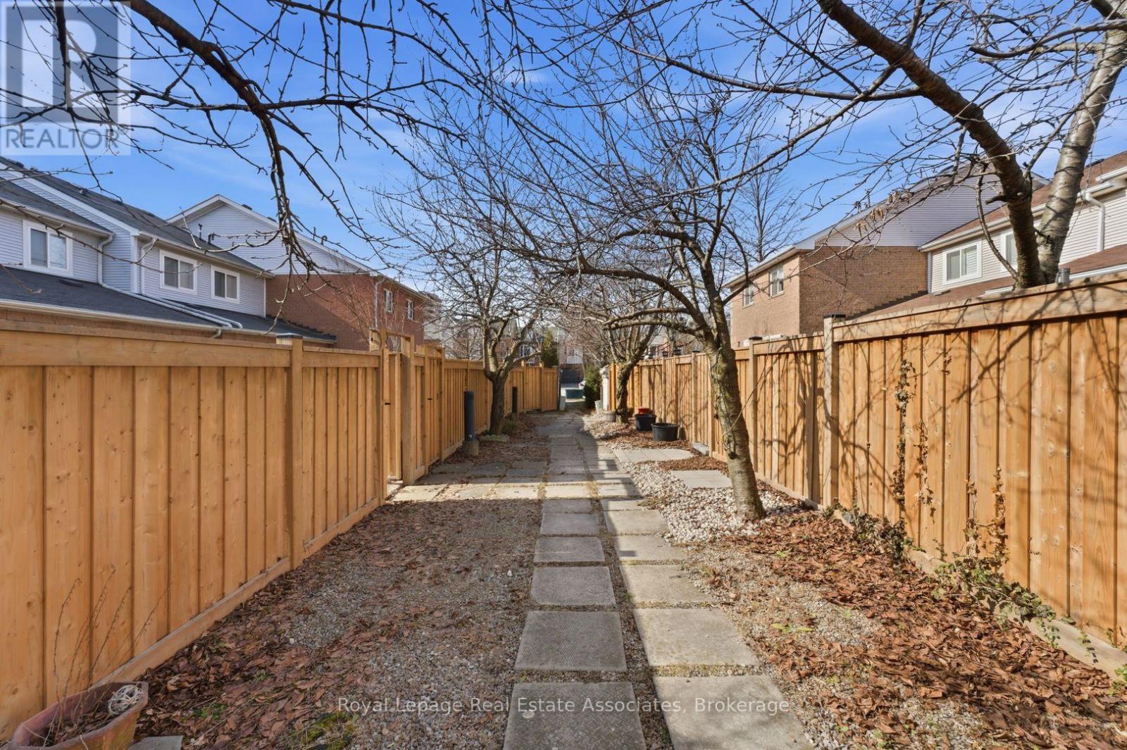 27 - 819 Village Green Boulevard, Mississauga, Ontario  L5E 3H7 - Photo 33 - W12923456