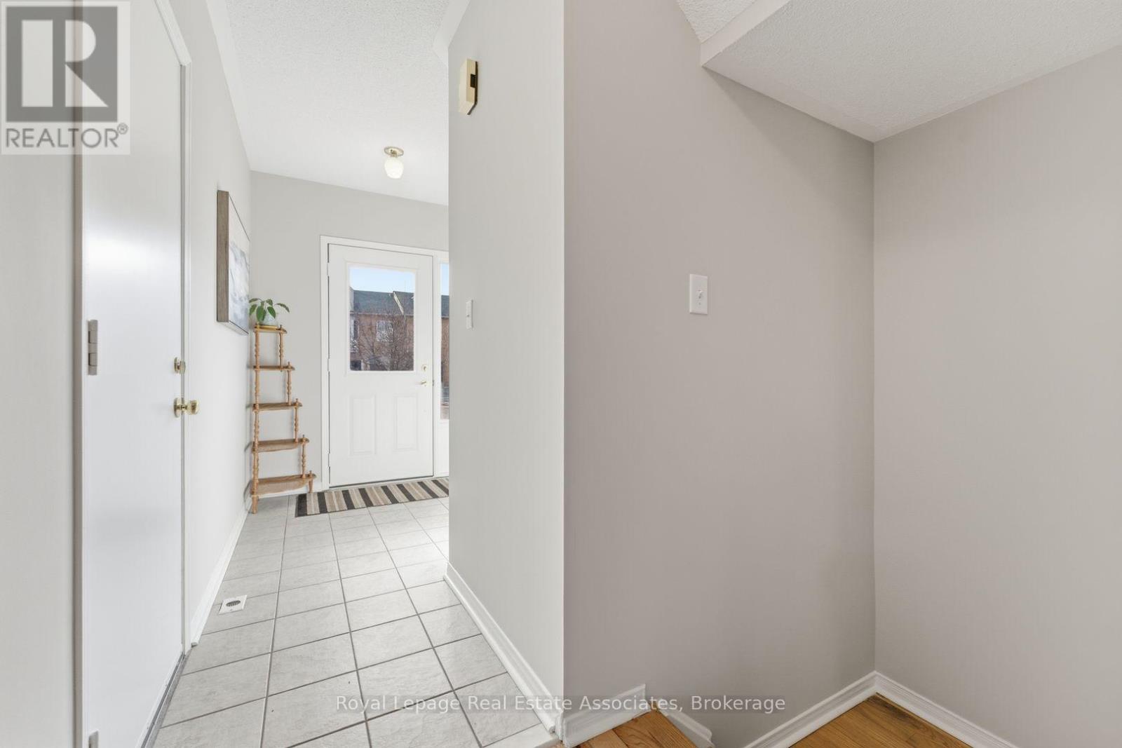 27 - 819 Village Green Boulevard, Mississauga, Ontario  L5E 3H7 - Photo 5 - W12923456