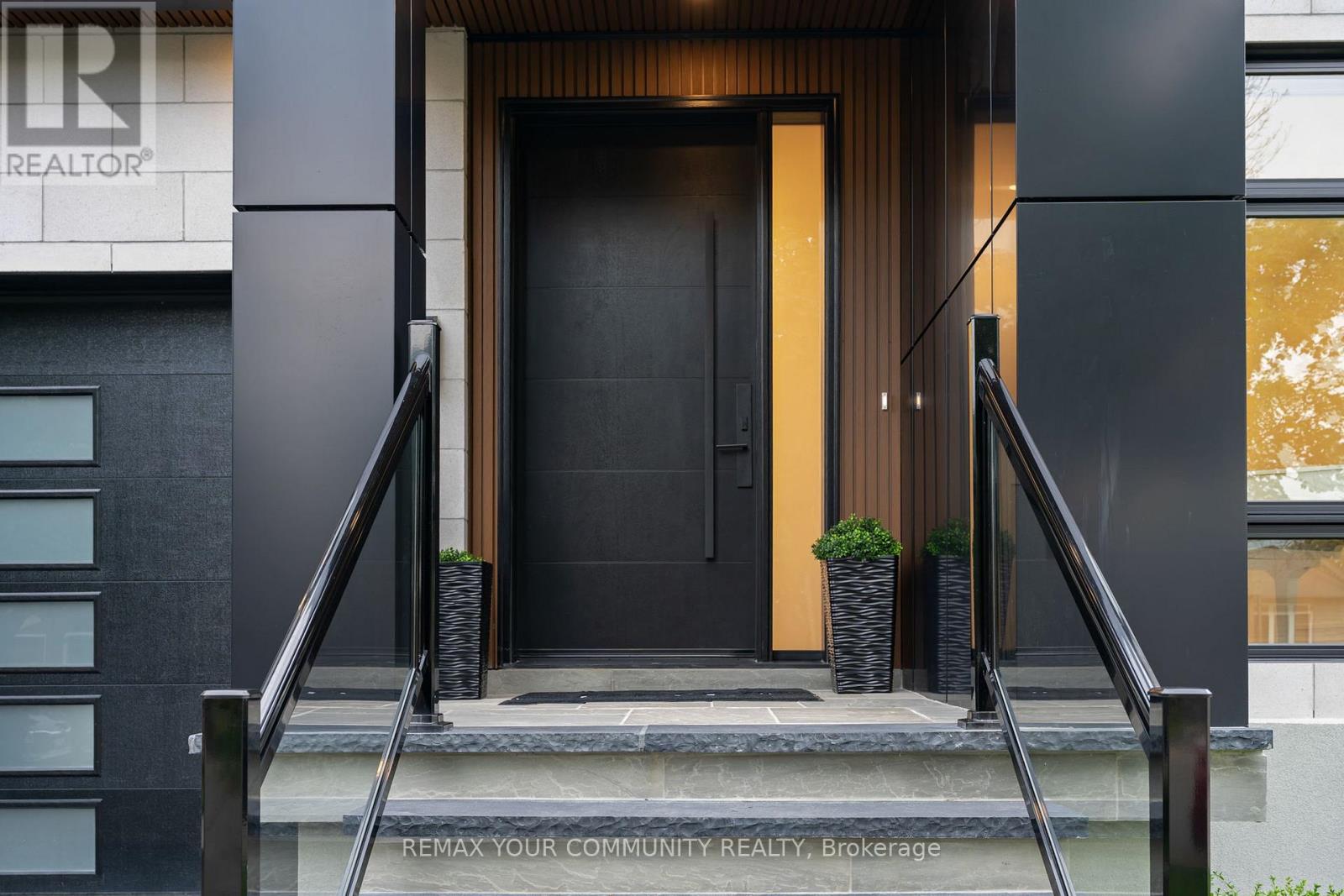 14 Ranwood Drive, Toronto, Ontario  M9N 3E9 - Photo 4 - W12760756