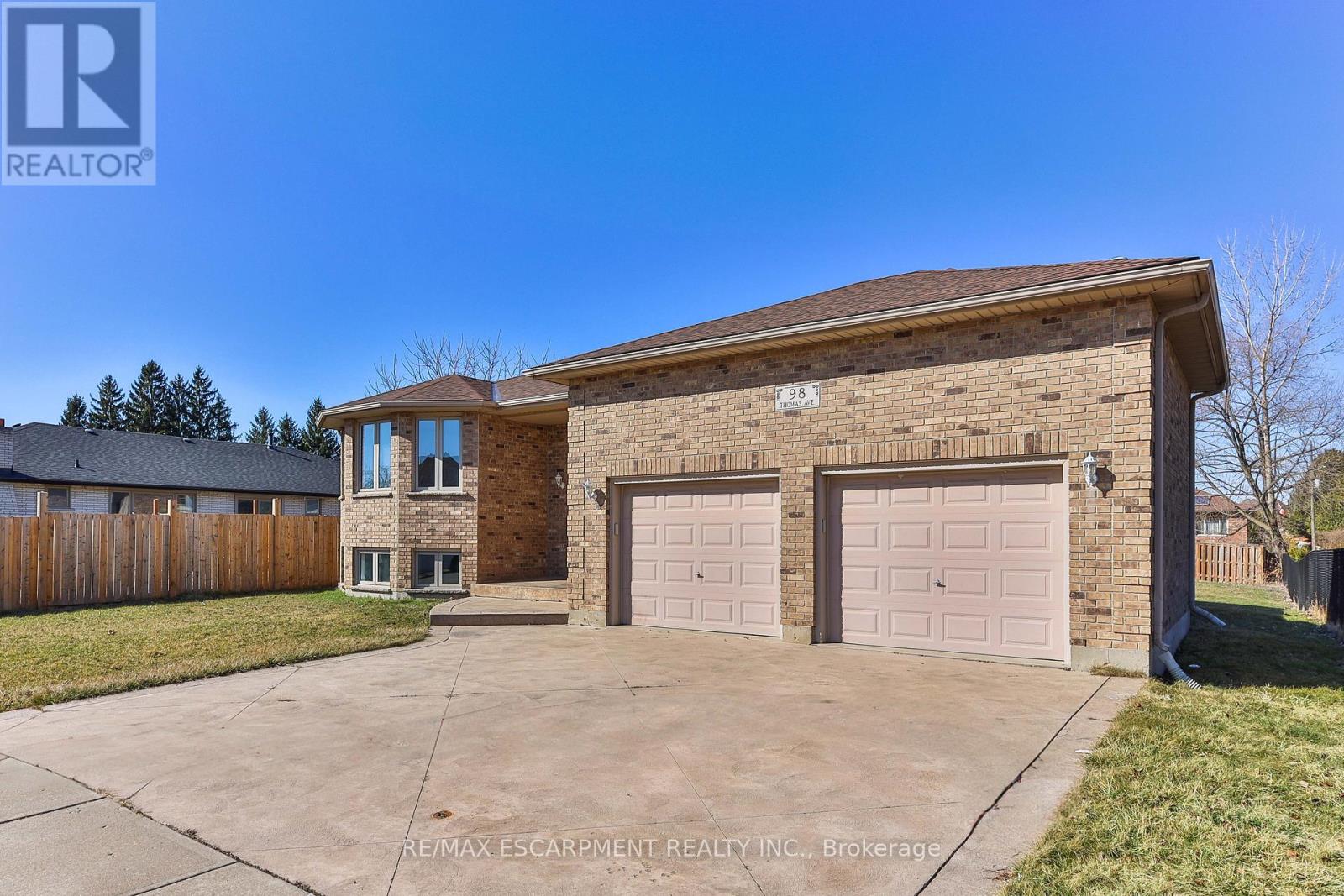 98 Thomas Avenue, Brantford, Ontario  N3S 7V4 - Photo 2 - X12923338