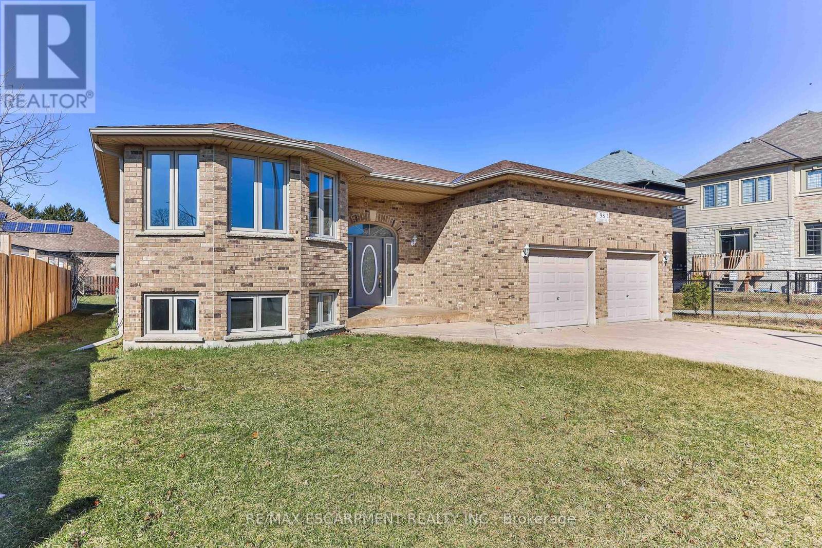 98 Thomas Avenue, Brantford, Ontario  N3S 7V4 - Photo 3 - X12923338