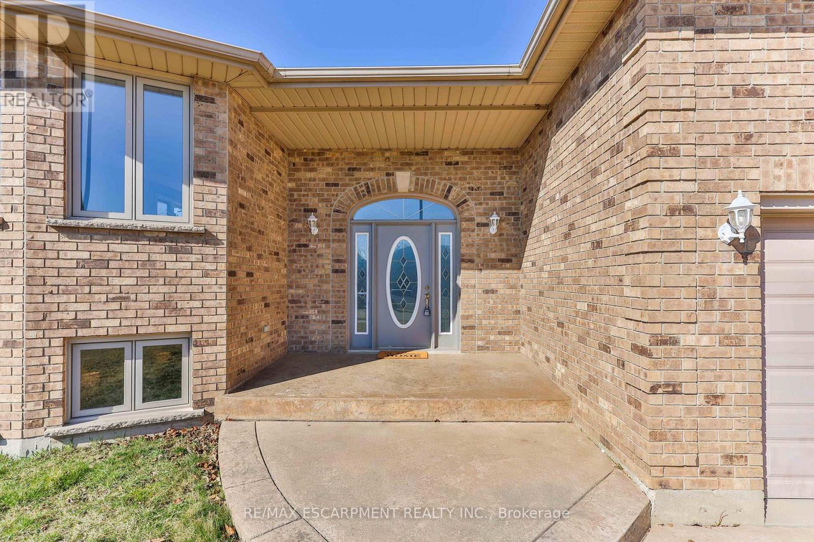 98 Thomas Avenue, Brantford, Ontario  N3S 7V4 - Photo 4 - X12923338