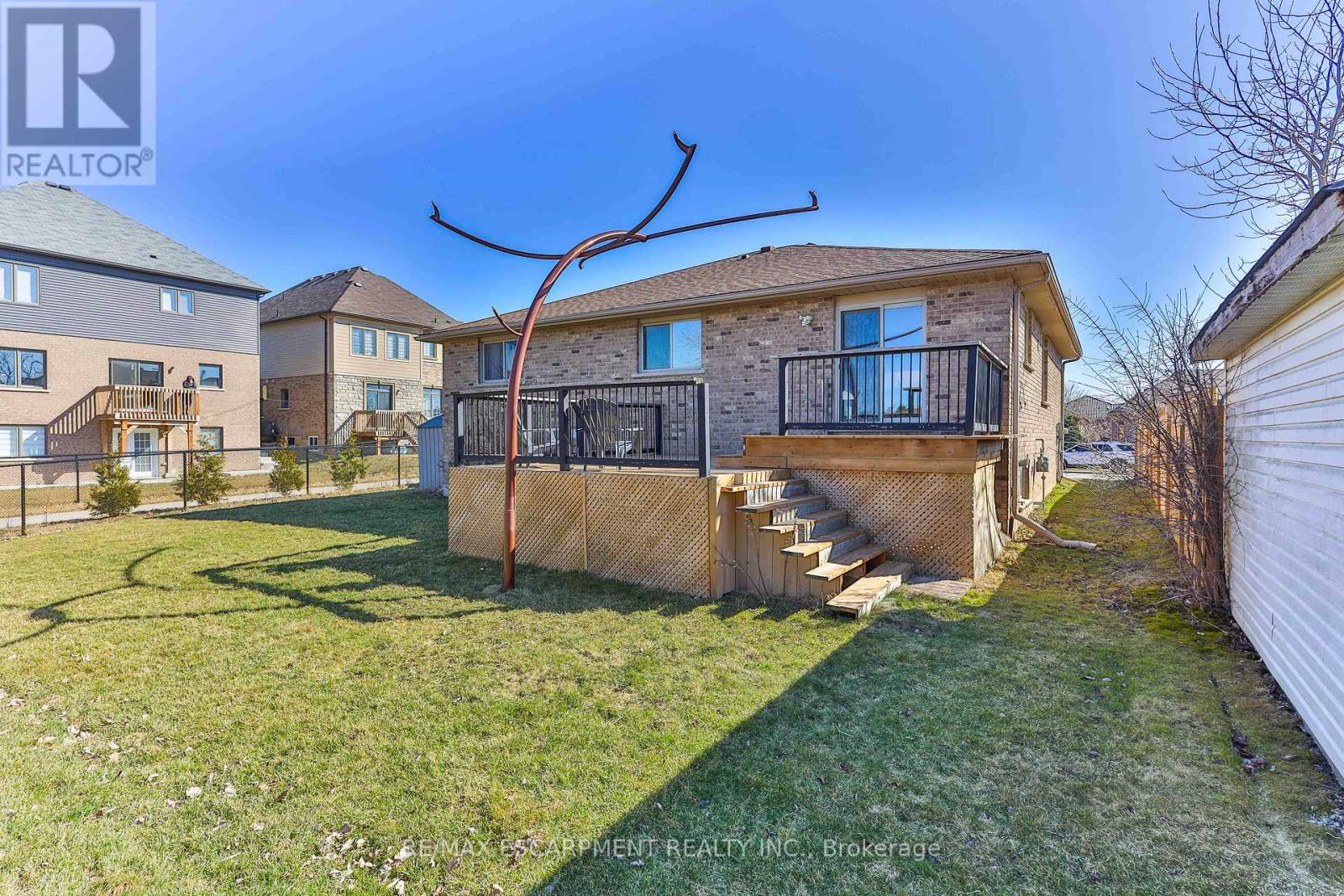 98 Thomas Avenue, Brantford, Ontario  N3S 7V4 - Photo 6 - X12923338