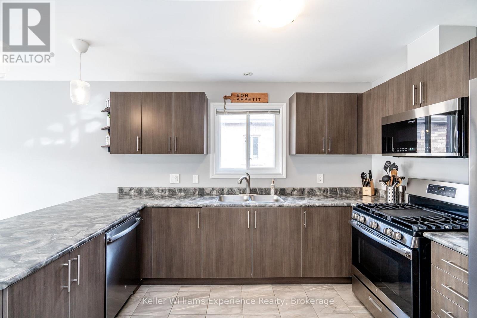 32 Hatton Drive, Penetanguishene, Ontario  L9M 0V6 - Photo 7 - S12923818