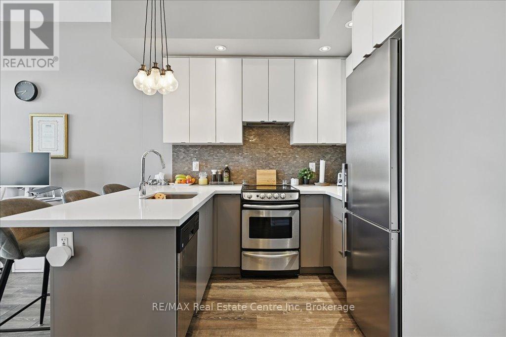 420 - 457 Plains Road E, Burlington, Ontario  L7T 0B8 - Photo 2 - W12923654