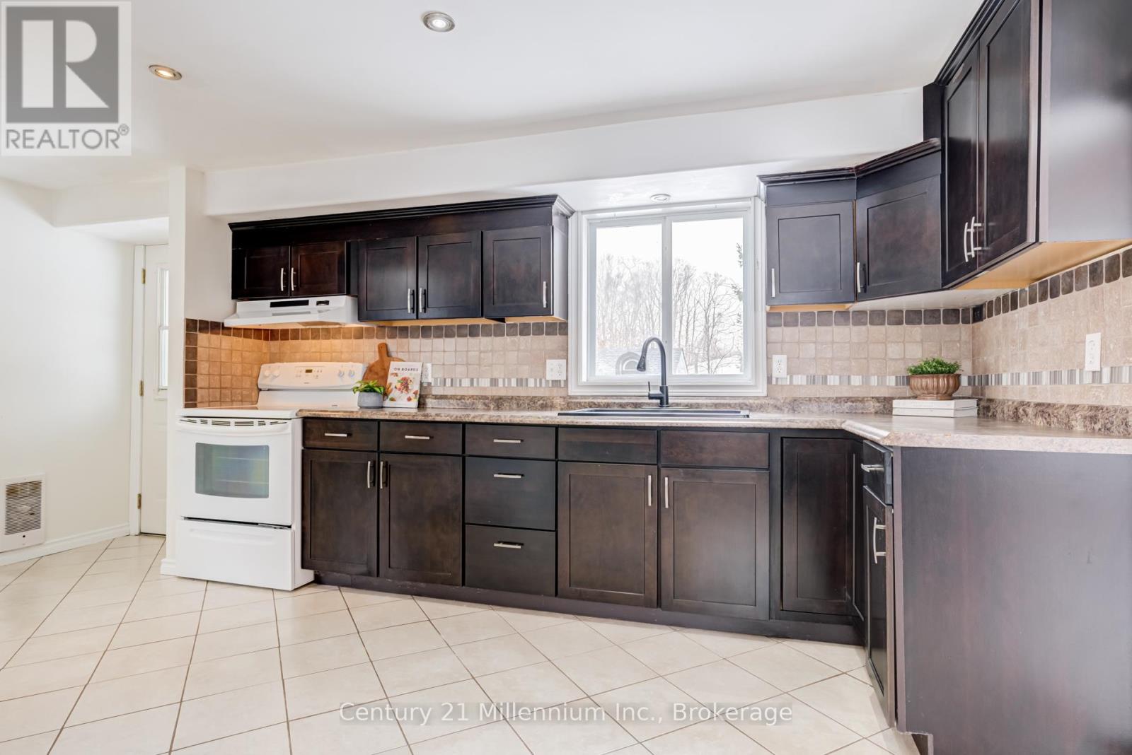 124 Main Street, Northern Bruce Peninsula, Ontario  N0H 1W0 - Photo 5 - X12923760