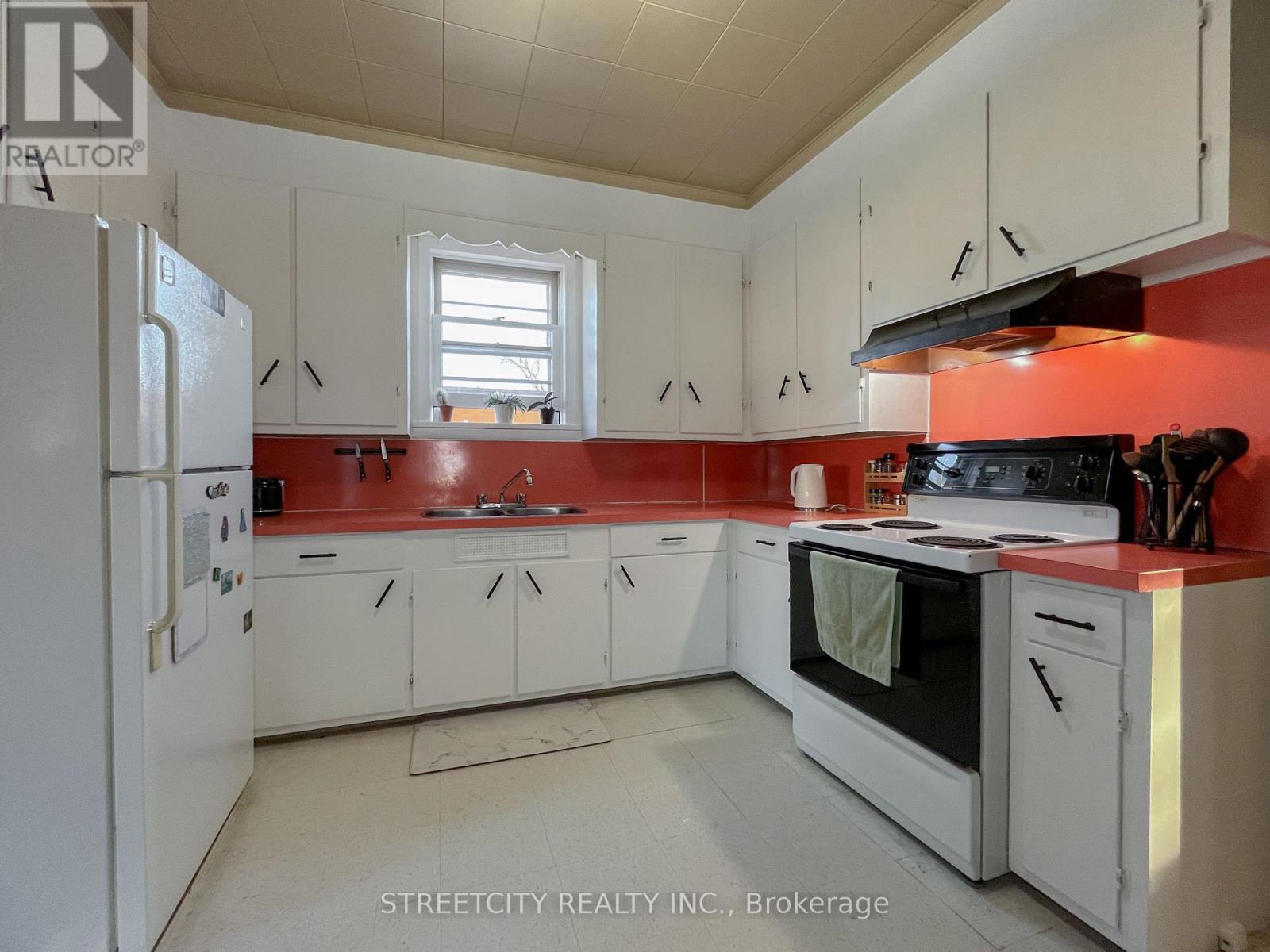 305 St Clair Street, Chatham-Kent, Ontario  N7L 3J8 - Photo 2 - X12923642