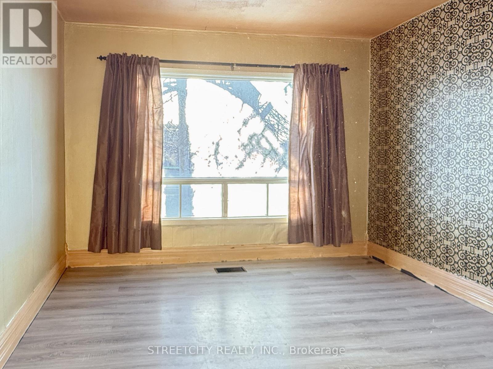 305 St Clair Street, Chatham-Kent, Ontario  N7L 3J8 - Photo 8 - X12923642