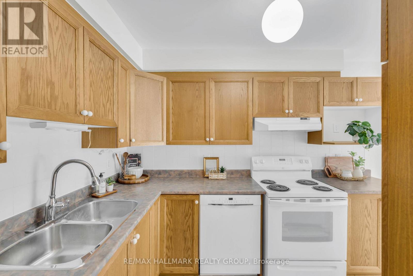 40 Goldridge Drive, Ottawa, Ontario  K2T 1E5 - Photo 9 - X12923700