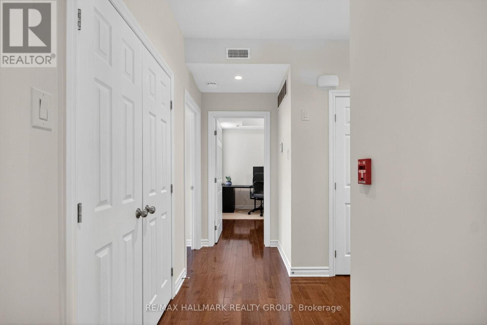 Unit F - 849 Blackcomb Private, Ottawa, Ontario  K1G 4E4 - Photo 2 - X12923740