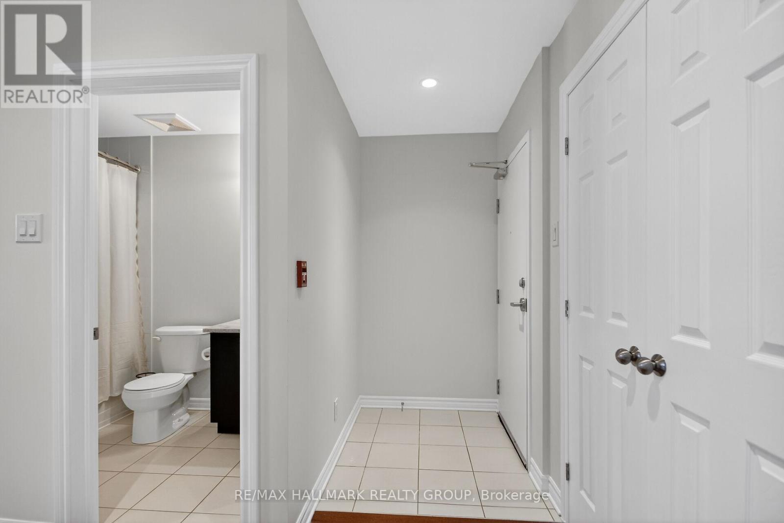 Unit F - 849 Blackcomb Private, Ottawa, Ontario  K1G 4E4 - Photo 3 - X12923740