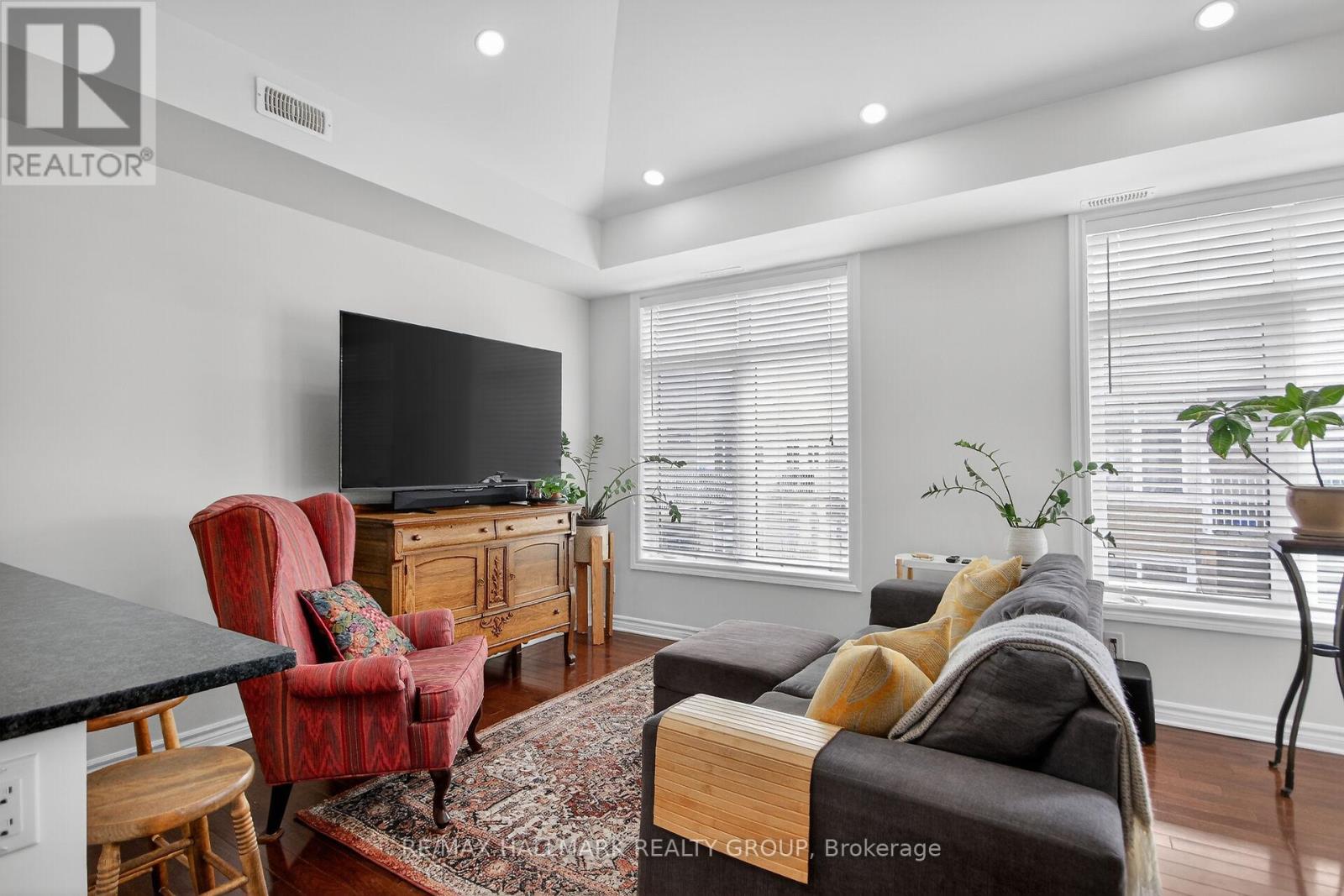 Unit F - 849 Blackcomb Private, Ottawa, Ontario  K1G 4E4 - Photo 5 - X12923740