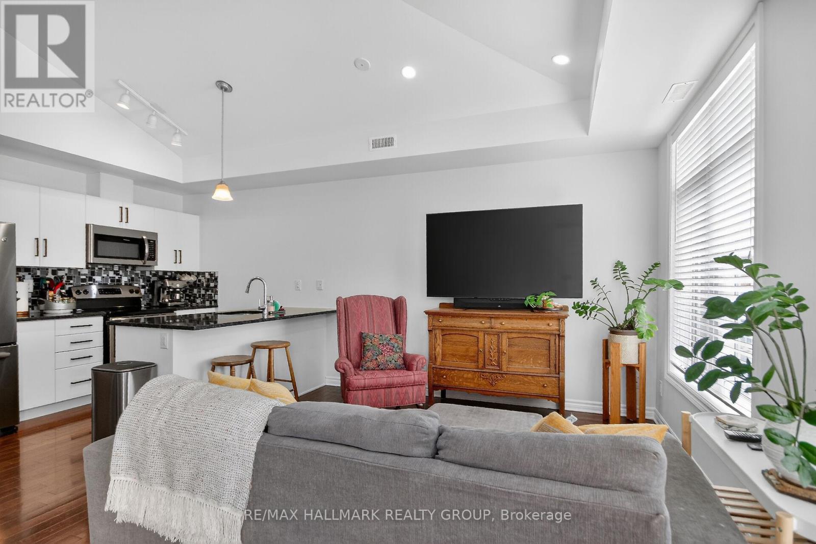 Unit F - 849 Blackcomb Private, Ottawa, Ontario  K1G 4E4 - Photo 6 - X12923740