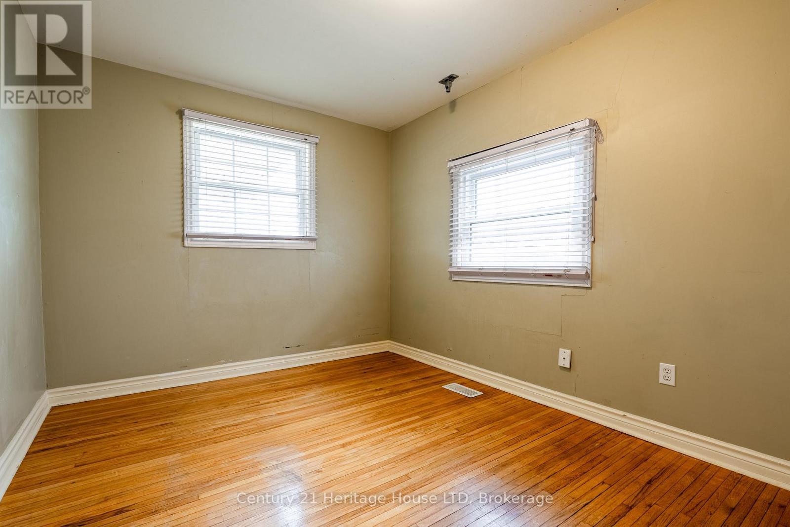 57 Leeper Street, St. Catharines, Ontario  L2S 2N1 - Photo 10 - X12923594