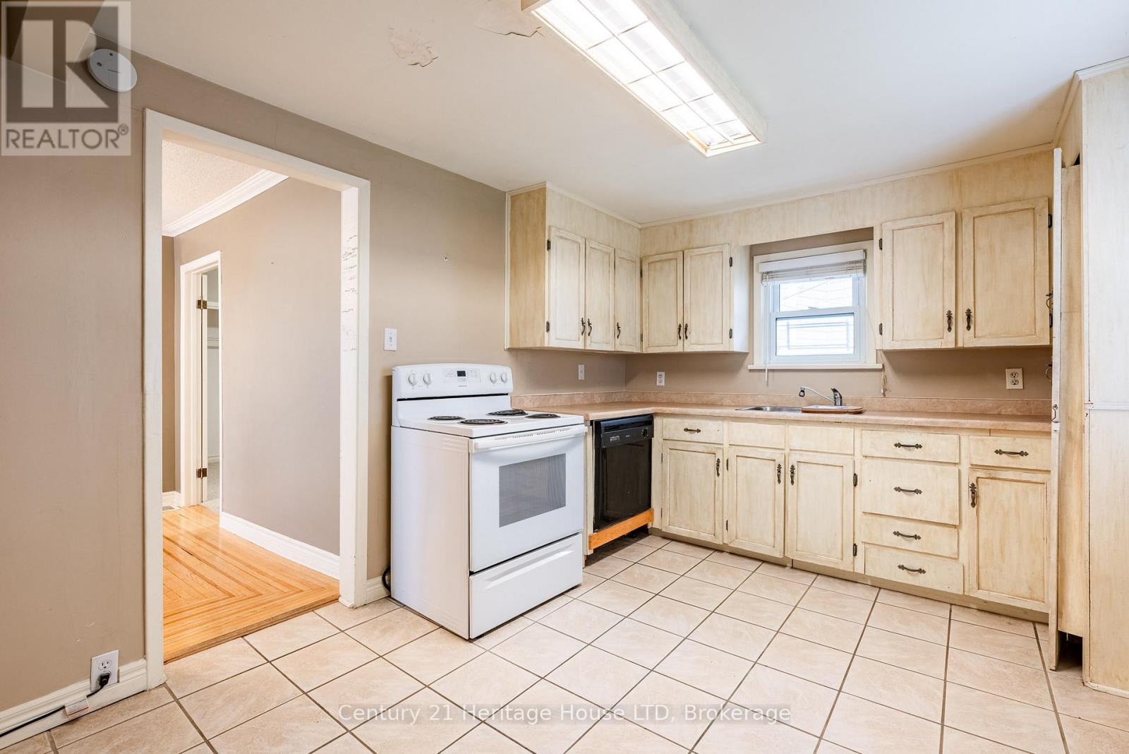 57 Leeper Street, St. Catharines, Ontario  L2S 2N1 - Photo 14 - X12923594