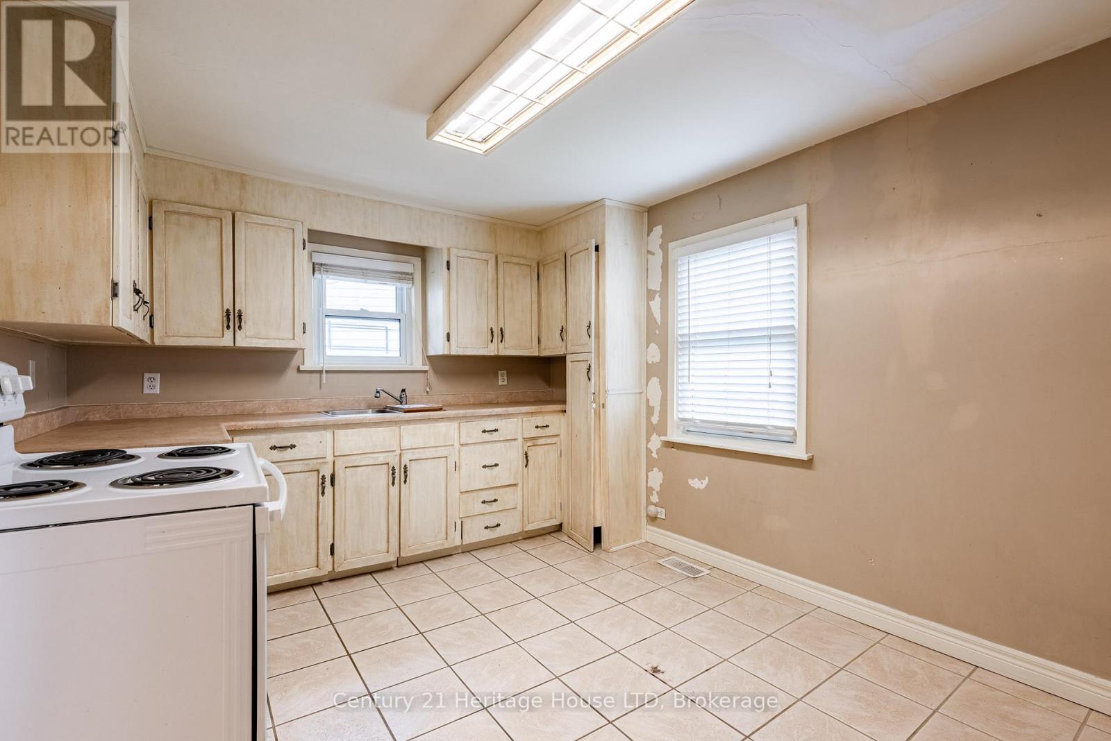 57 Leeper Street, St. Catharines, Ontario  L2S 2N1 - Photo 16 - X12923594